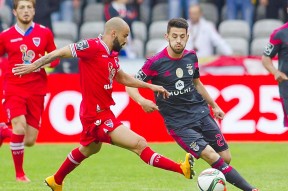 壹号娱乐- 阿斯顿维拉训练开放日；赛后状态回暖引欢呼；葡超在即；资深球员宣示担当